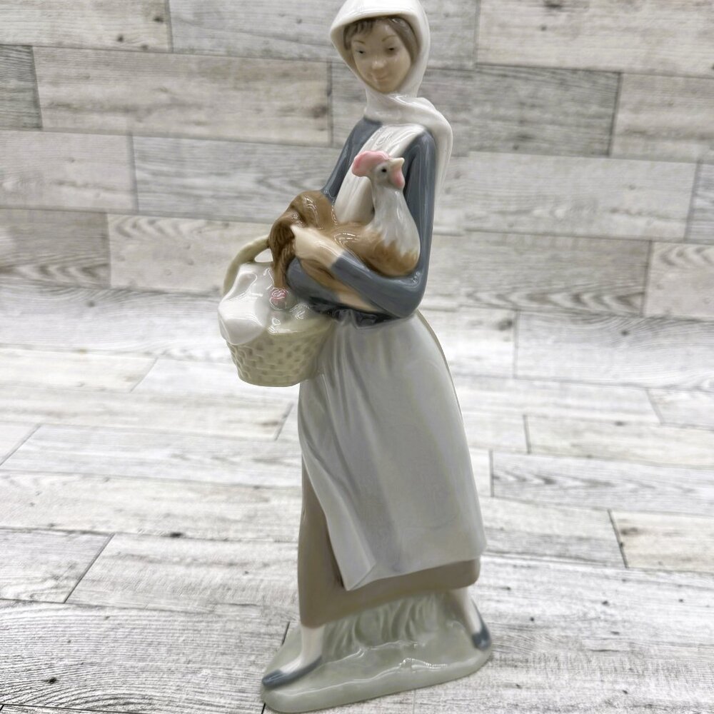 LLARDO Woman w/Basket & Rooster - Gloss Finish #4591